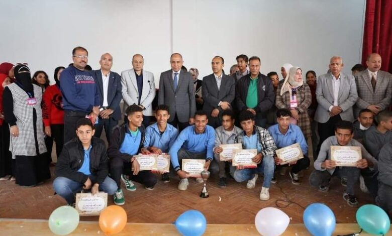 محافظ المنيا يتفقد مدرسة المنيا الثانوية الفنية للتعليم والتدريب المزدوج