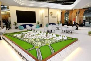 وزير الإسكان يتفقد مركز المنارة للمؤتمرات الدولية