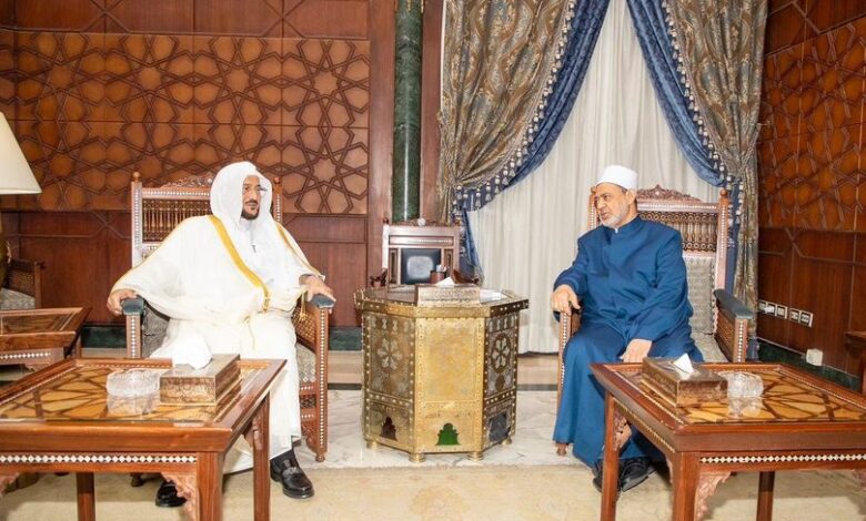وزير الشؤون الإسلامية يقدم واجب العزاء لفضيلة شيخ الأزهر في وفاة شقيقته