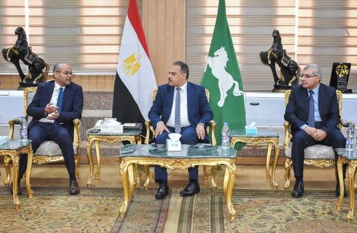محافظ الشرقية يستقبل رئيس مجلس إدارة البورصة المصرية ورئيس جامعة الزقازيق 1 محافظ الشرقية يستقبل رئيس مجلس إدارة البورصة المصرية ورئيس جامعة الزقازيق