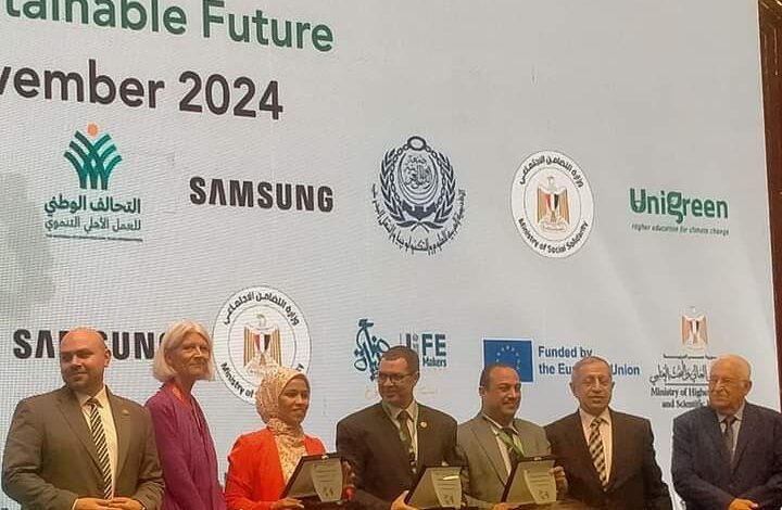 تكريم جامعة الوادي الجديد للمشاركة فى المؤتمر الختامي لمشروع يونيجرين 1 تكريم جامعة الوادي الجديد للمشاركة فى المؤتمر الختامي لمشروع يونيجرين