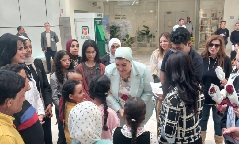 رئيسة المجلس القومي للطفولة والأمومة تزور الأطفال بمستشفى حروق أهل مصر