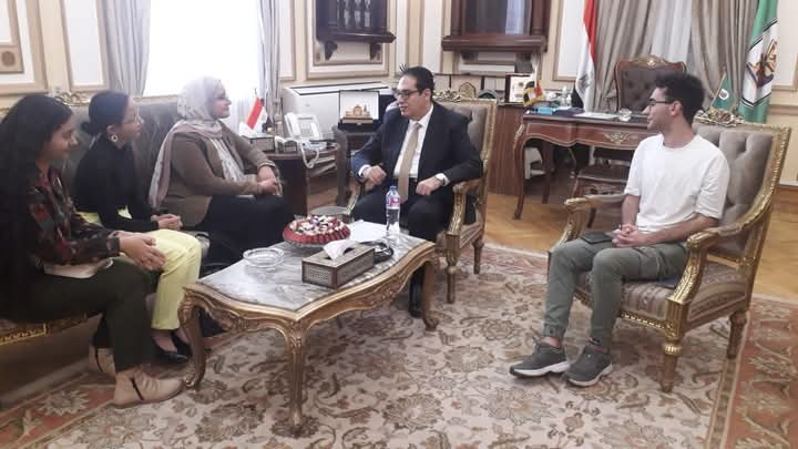 رئيس جامعةالقاهرة يجرى حوارا مفتوحا مع أسرة تحرير مجلة "هجرة" بكلية الاقتصاد