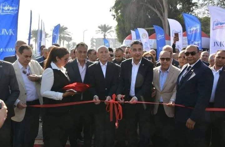 محافظ القاهرة ووزير التموين يفتتحان ثاني أسواق اليوم الواحد بحلوان