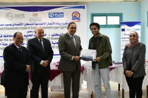 محافظ قنا يشهد تسليم اتفاقيات مشروع ريادة الأعمال الاجتماعية للتمكين الاقتصادي بصعيد مصر
