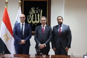 الدكتورعمرو طلعت وزير الاتصالات وتكنولوجيا المعلومات يشهد مراسم توقيع شركات المحمول على آليات جزاءات الجودة  