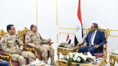 محافظ قنا ورئيس الشعبة الهندسية بالمنطقة الغربية يناقشان مستجدات مشروعات "حياة كريمة"