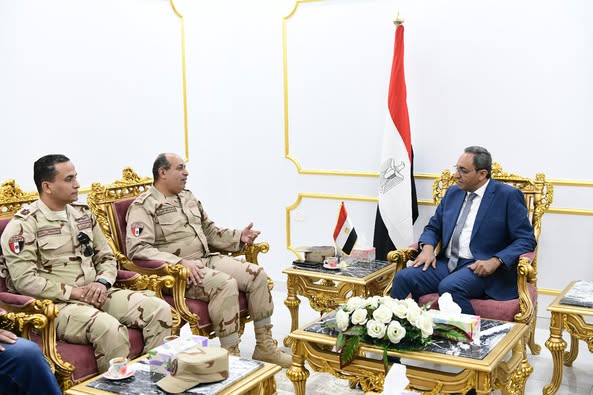 محافظ قنا ورئيس الشعبة الهندسية بالمنطقة الغربية يناقشان مستجدات مشروعات "حياة كريمة"