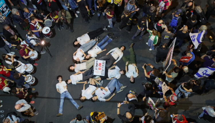 إعلام إسرائيلي يكشف عن اتفاق قريب لصفقة تبادل في غزة 1 إعلام إسرائيلي يكشف عن اتفاق قريب لصفقة تبادل في غزة