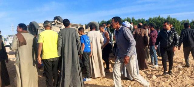 إصابة 6 طلاب في انقلاب ميكروباص بالطريق الصحراوي بقنا 1 إصابة 6 طلاب في انقلاب ميكروباص بالطريق الصحراوي بقنا