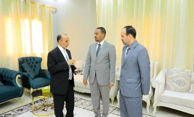 وزير العدل الصومالي يلتقي مع رؤساء بعثتي الجامعة العربية والتعاون الإسلامي بمقديشو 1 وزير العدل الصومالي يلتقي مع رؤساء بعثتي الجامعة العربية والتعاون الإسلامي بمقديشو