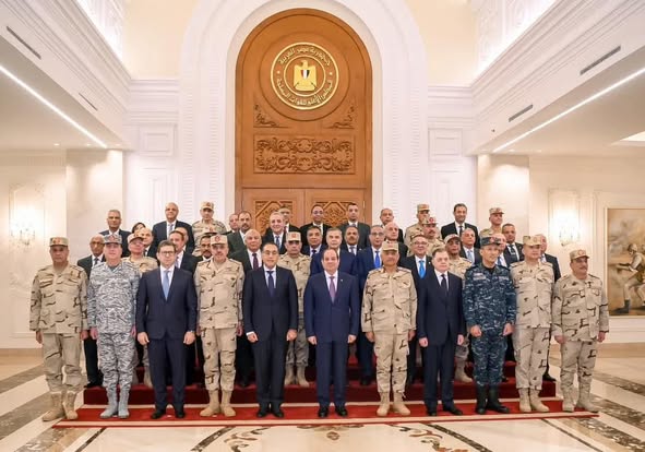 السيد الرئيس يجتمع بعدد من قادة القوات المسلحة والشرطة المدنية