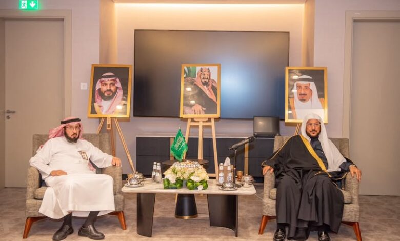وزير الشؤون الإسلامية يلتقي كبار ضيوف برنامج خادم الحرمين الشريفين للعمرة والزيارة 1 وزير الشؤون الإسلامية يلتقي كبار ضيوف برنامج خادم الحرمين الشريفين للعمرة والزيارة