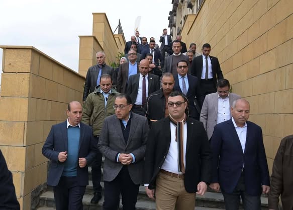 مدبولى يتفقد مشروع "أرابيسك" بسور مجرى العيون ويُسلم عقود عددٍ من الوحدات للمُستفيدين 1 مدبولى يتفقد مشروع "أرابيسك" بسور مجرى العيون ويُسلم عقود عددٍ من الوحدات للمُستفيدين