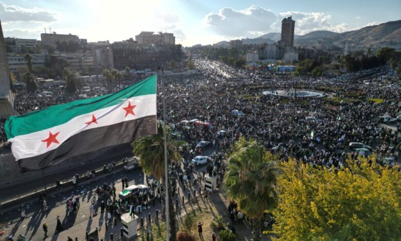 تظاهرة في ساحة الأمويين بدمشق تفوق «جمعة النصر» بحضور فنانين 1 تظاهرة في ساحة الأمويين بدمشق تفوق «جمعة النصر» بحضور فنانين