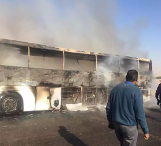 نجاة 46 مواطنا سودانيًا بعد تفـحم أتوبيس بالطريق الصحراوي في الأقصر 1 نجاة 46 مواطنا سودانيًا بعد تفـحم أتوبيس بالطريق الصحراوي في الأقصر