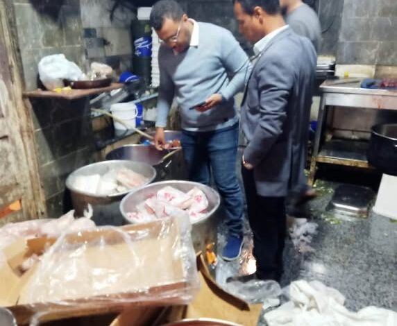 ضبط وإعدام 227 كجم سلع منتهية الصلاحية ومجهولة المصدر داخل مطعم شهير بمدينة أسوان 1 ضبط وإعدام 227 كجم سلع منتهية الصلاحية ومجهولة المصدر داخل مطعم شهير بمدينة أسوان