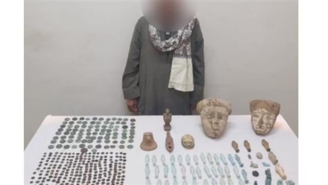 ضبط مسجل خطر بحوزته 409 قطع أثرية في أسيوط