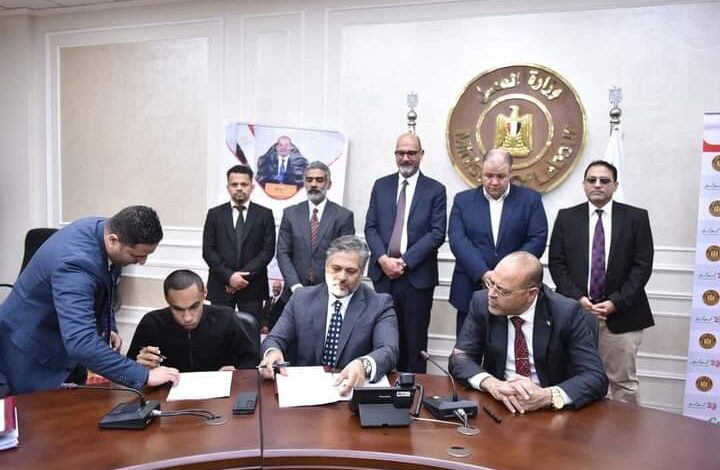 وزير العمل يسلم عقود عمل لذوي همم للعمل بـ "شركة أسواق تجارية" 1 وزير العمل يسلم عقود عمل لذوي همم للعمل بـ "شركة أسواق تجارية"