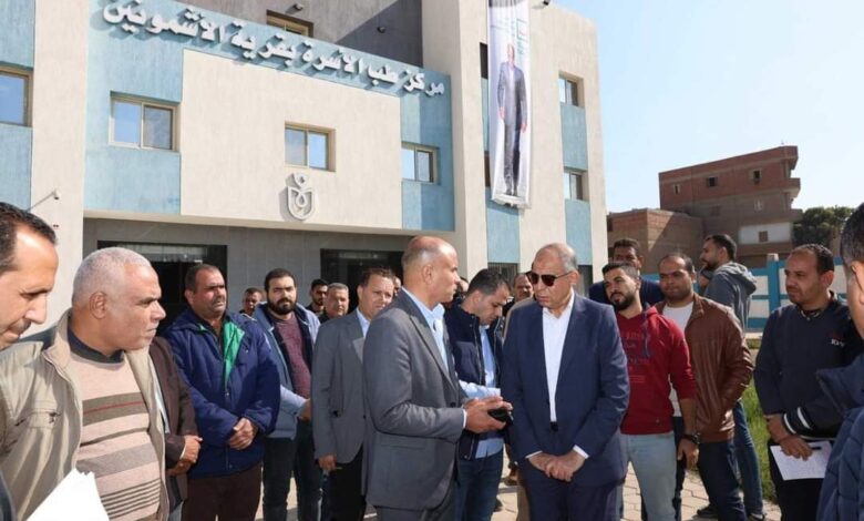 محافظ المنيا يتفقد مركز "طب الأسرة بقرية الأشمونين" بمركز ملوى لافتتاحه قريباً 1 محافظ المنيا يتفقد مركز "طب الأسرة بقرية الأشمونين" بمركز ملوى لافتتاحه قريباً