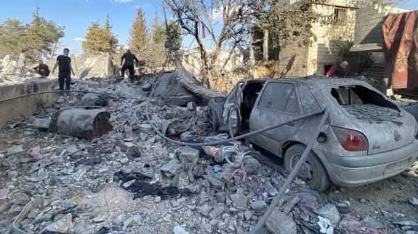 الخوذ البيضاء”: غارات جوية في شمال غرب سوريا تسفر عن مقتل 25 شخصًا 