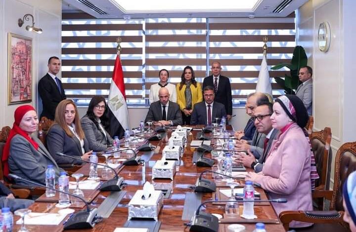 محافظ المنيا يشهد توقيع عقد إدارة وتشغيل مصنع تدوير ومعالجة المخلفات بتونا الجبل بمركز ملوي 1 محافظ المنيا يشهد توقيع عقد إدارة وتشغيل مصنع تدوير ومعالجة المخلفات بتونا الجبل بمركز ملوي