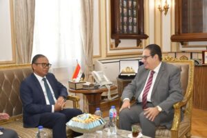 رئيس جامعة القاهرة يستقبل سفير مملكة كمبوديا لبحث سبل التعاون المشترك