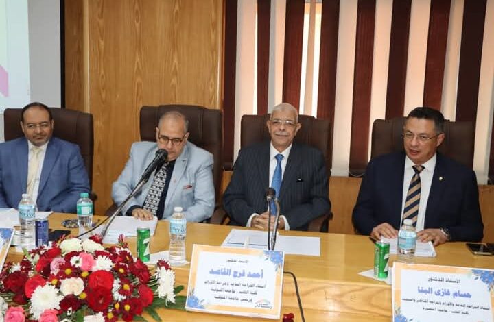 رئيس جامعة المنوفية يراس لجنة مناقشة رسالة ماجستير بكلية الطب 