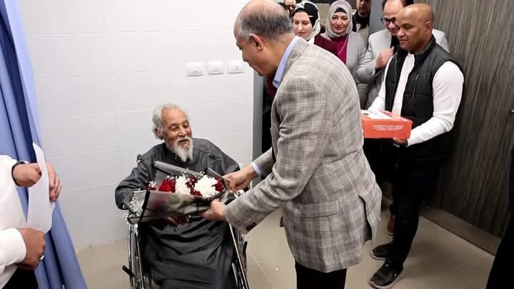 محافظ المنيا يتفقد بدء تشغيل مستشفى الأورام بسمالوط و يهدى المرضى باقات ورد