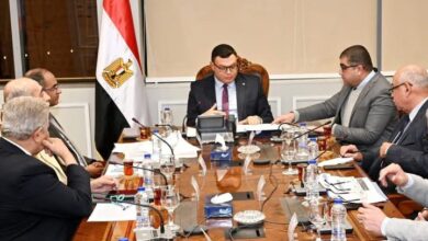 وزير الإسكان يتابع خطة مد وتدعيم شبكات مياه الشرب والصرف الصحى 