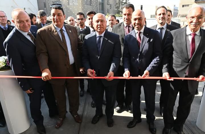وزير الصناعة يفتتح خط إنتاج اكشاك الكهرباء االمخصصة للتصدير بمصنع شركة ABB 1 وزير الصناعة يفتتح خط إنتاج اكشاك الكهرباء االمخصصة للتصدير بمصنع شركة ABB