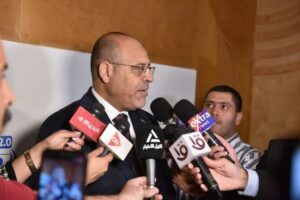 وزير العمل يعلن استخراج شهادات "مزاولة حرفة" للعمالة غير المنتظمة في الإسكندرية 2 وزير العمل يعلن استخراج شهادات "مزاولة حرفة" للعمالة غير المنتظمة في الإسكندرية