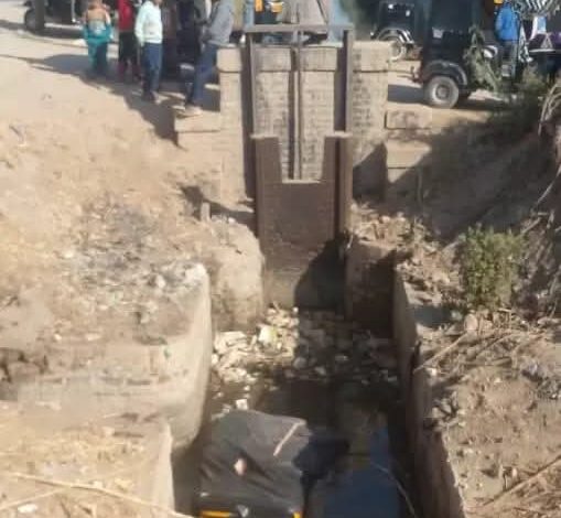 انقلاب توك توك داخل ترعة وإصابة سائقه في قنا 1 انقلاب توك توك داخل ترعة وإصابة سائقه في قنا