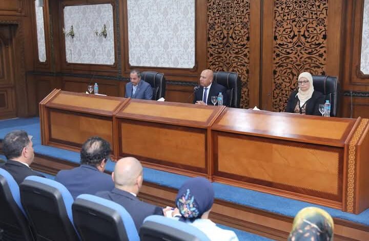 الوزير يبحث مع محافظ ومستثمري بورسعيد تحديات المناطق الصناعية بالمحافظة وسبل حلها 1 الوزير يبحث مع محافظ ومستثمري بورسعيد تحديات المناطق الصناعية بالمحافظة وسبل حلها