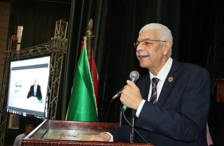 رئيس جامعة المنوفية يكرم 330 من أعضاء الجهاز الإدارى و10 من حملة الدكتوراة