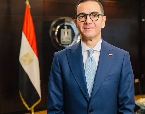 وزير الاستثمار والتجارة الخارجية يسلم ٩ رخص ذهبية جديدة لعدد من المشروعات الاستثمارية  