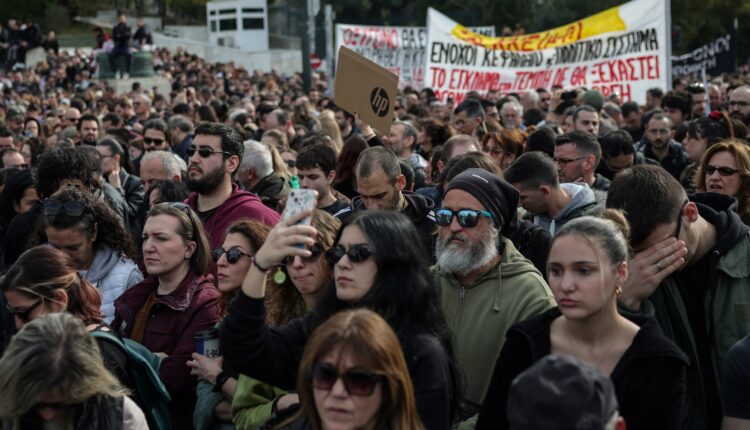 آلاف المتظاهرين في اليونان يطالبون بالعدالة لضحايا حادث قطار