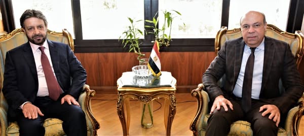 وزير الطيران يلتقي وفداً إماراتياً رفيع المستوى لمناقشة الموضوعات ذات الاهتمام المشترك بمجال الطيران  