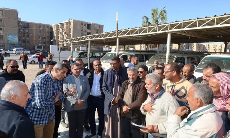 محافظ السويس يتفقد موقف سيارات ميكروباص «العوايد ـ السخنة»بحي فيصل 1 محافظ السويس يتفقد موقف سيارات ميكروباص «العوايد ـ السخنة»بحي فيصل