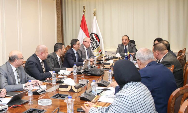 وزير قطاع الأعمال يتابع مشروع المجمع الصناعي الجديد بشركة مصر للغزل والنسيج 1 وزير قطاع الأعمال يتابع مشروع المجمع الصناعي الجديد بشركة مصر للغزل والنسيج