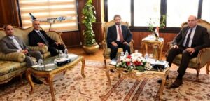 وزير الطيران يلتقي وفداً إماراتياً رفيع المستوى لمناقشة الموضوعات ذات الاهتمام المشترك بمجال الطيران  