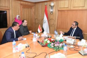 محافظ قنا يؤكد علي عقد لقاءات جماهيرية منتظمة لحل المشكلات وتعزيز التواصل مع المواطنين 2 محافظ قنا يؤكد علي عقد لقاءات جماهيرية منتظمة لحل المشكلات وتعزيز التواصل مع المواطنين