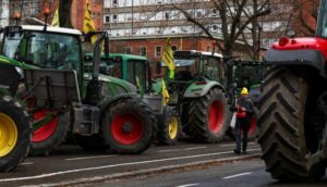 قوافل من المزارعين الفرنسيين تتجه لباريس لإحياء حركة احتجاجية