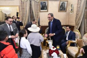 محافظ قنا يزور مطرانية الأقباط الأرثوذكس للتهنئة بعيد الميلاد المجيد