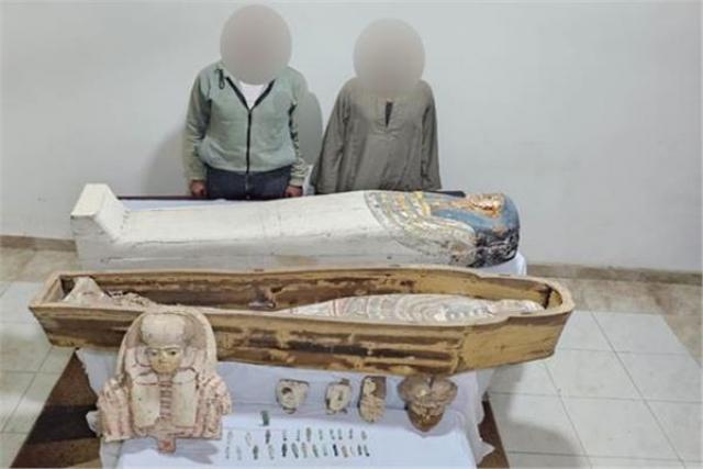 ضبط تابوت فرعوني و26 تمثالًا أثريًا بحوزة شخصين في بني سويف