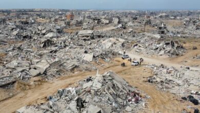  الفلسطينيون يشيدون خياما على الأنقاض قبيل عودة النازحين لشمال غزة