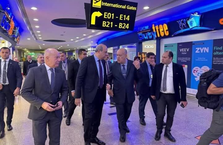 وزير الطيران المدني يتفقد مطار القاهرة الدولي ويهنئ العاملين بالمطار 1 وزير الطيران المدني يتفقد مطار القاهرة الدولي ويهنئ العاملين بالمطار