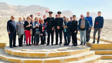 شرطة السياحة والآثار تقدم الورود والهدايا لزائري المناطق الأثرية بالمنيا احتفالا بعيد الشرطة