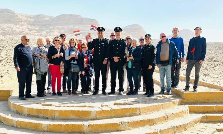 شرطة السياحة والآثار تقدم الورود والهدايا لزائري المناطق الأثرية بالمنيا احتفالا بعيد الشرطة
