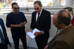 محافظ قنا يتفقد الموقع المقترح لإنشاء كوبري مشاة أعلى مزلقان الرياح لتخفيف معاناة المواطنين